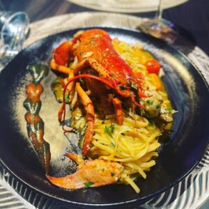 Raymond van Barneveld Instagram - 🇮🇹 Wederom een geweldige avond gehad bij restaurant @restaurantvenadoro in Barendrecht.
Het eten is verukkelijk en moeilijk  om een keuze te maken want alles is fantastisch bereid.
Ik kan de pasta met truffel aanbevelen de ossenhaas als hoofdgerecht en pistache als desert.
Heerlijke wijnen in een geweldige relaxte ambiance.

#food #instafood #foodie #foodies #italianfood #igfood #restaurant #recommended