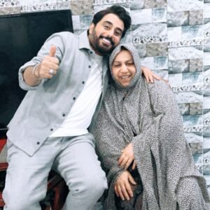 Razzaq Ahmed Instagram - والله ماعرف شكتب انتقلت الى رحمة الله والدة الفنان علي فرحان يارب مثواها الجنة البقاء لله رحلتي ورحلت ابتساماتك الحلوة 🙏🏻🙏🏻 اتمنى نهدي لها صورة الفاتحة 🙏🏻🙏🏻