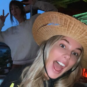 Reanin Johannink Instagram - Nothing feeds the soul like being in nature with your best friend, putting your bare feet on the earth, connecting, crying, eating delicious food, goofing around like idiots and being naked in a hot tub while you watch the sunset. It is true medicine 🤍