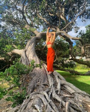 Reanin Johannink Instagram - Our connection to nature is one of the most powerful tools we have. Nothing is more balancing and grounding then walking barefoot on the earth or remineralizing our bodies in the ocean. Nature is our secret weapon to divine health and deep nurturing. To bring us back to ourselves. I’m in constant gratitude of this incredible earth we live upon, that provides all (and more) we could ever need 🧡