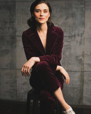 Rebecca Liddiard Instagram - Gotta get on the suit train before she leaves the station! Merry Christmas suit season! 

@farrahaviva / @studioaviva 
@creationofbeautymuah 
@worn__studio