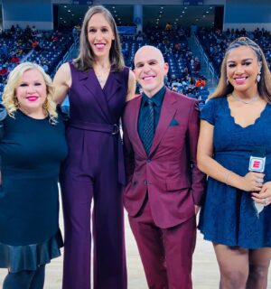 Rebecca Lobo Instagram - Getting ready for Game 3 of the WNBA Finals. Love my crew. @ryrukes @sportsiren @rosgo21 ESPN2 9pm et.