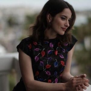 Rebecca Marder Instagram - 🌾CANNES un jour 🌾

Merci  @festivaldecannes 🦚 @laurence_churlaud 

Merci @chanelofficial 
@valentinehirsch @mathildeletourneux 
@emmaferenczi 
@marion.anee 💁🏻‍♀️
@sandrinecanobock 👄
@ccnailsparis 
@marinearto 
@chanel.beauty