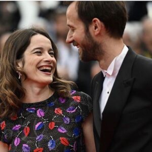 Rebecca Marder Instagram - 🌾CANNES un jour 🌾

Merci  @festivaldecannes 🦚 @laurence_churlaud 

Merci @chanelofficial 
@valentinehirsch @mathildeletourneux 
@emmaferenczi 
@marion.anee 💁🏻‍♀️
@sandrinecanobock 👄
@ccnailsparis 
@marinearto 
@chanel.beauty