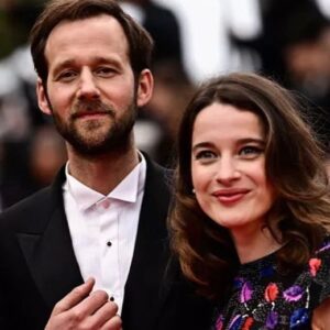 Rebecca Marder Instagram - 🌾CANNES un jour 🌾

Merci  @festivaldecannes 🦚 @laurence_churlaud 

Merci @chanelofficial 
@valentinehirsch @mathildeletourneux 
@emmaferenczi 
@marion.anee 💁🏻‍♀️
@sandrinecanobock 👄
@ccnailsparis 
@marinearto 
@chanel.beauty