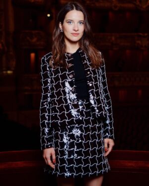 Rebecca Marder Instagram - Thanks @chanelofficial 👰‍♀️

Bravo @chhonore 👏🏻👏🏻👏🏻

@mehdirguiba 
@alexlagardere 
@aurelie_le_bihan 
@marinearto 
@valentinehirsch