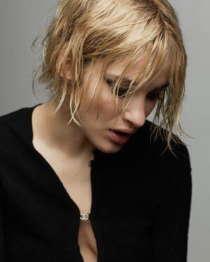 Rebecca Marder Instagram - 👧🏼

@madamefigarofr 

📸 @lucbraquet 

💇🏻‍♀️ @alexlagardere 
💄 @lloydsimmondsmakeup 
@marinearto 
@laurameerson 
@anneflorenceschmitt 
@richardgianorio 
@chanelofficial