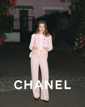 Rebecca Marder Instagram - Des souvenirs de films et de tableaux aimés, une évocation des costumes portés au théâtre…
Puis une séance photo en forme de promenade dans le 13e arrondissement où j’ai grandi. 
Pour la pré-collection printemps été de la maison Chanel, j’ai eu la chance d’être invitée à suggérer des inspirations et ainsi de participer/assister, d’assez près, à l’élaboration des tenues de la collection  #chanelSpringSummer
Un honneur.  

@chanelofficial 
@malickbodian 📸  Memories of beloved films and paintings, a reminiscence of costumes worn on stage...
Then, a photo session resembling a stroll through the 13th arrondissement where I grew up.
For the pre-spring/summer collection of the Chanel house, I had the opportunity to suggest inspirations and thus actively participate in and closely witness the creation of the outfits for the #chanelSpringSummer collection.

An honor."