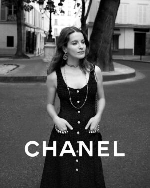 Rebecca Marder Instagram - Des souvenirs de films et de tableaux aimés, une évocation des costumes portés au théâtre…
Puis une séance photo en forme de promenade dans le 13e arrondissement où j’ai grandi. 
Pour la pré-collection printemps été de la maison Chanel, j’ai eu la chance d’être invitée à suggérer des inspirations et ainsi de participer/assister, d’assez près, à l’élaboration des tenues de la collection  #chanelSpringSummer
Un honneur.  

@chanelofficial 
@malickbodian 📸  Memories of beloved films and paintings, a reminiscence of costumes worn on stage...
Then, a photo session resembling a stroll through the 13th arrondissement where I grew up.
For the pre-spring/summer collection of the Chanel house, I had the opportunity to suggest inspirations and thus actively participate in and closely witness the creation of the outfits for the #chanelSpringSummer collection.

An honor."