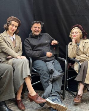 Rebecca Marder Instagram - Mon Crime 
En salle depuis une semaine
Merci pour vos retours 🙏🏻 👩🏻‍⚖️🦸‍♀️
Quelle aventure…
Quelques petits souvenirs de tournage 

@ozonfrancois 
@nadiatereszkiewicz 
@manudaco 
@felix_flp 
@suzannedebaecque 
@gaumont_ 
@mandarin_cietv