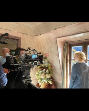 Rebecca Marder Instagram - Mon Crime 
En salle depuis une semaine
Merci pour vos retours 🙏🏻 👩🏻‍⚖️🦸‍♀️
Quelle aventure…
Quelques petits souvenirs de tournage 

@ozonfrancois 
@nadiatereszkiewicz 
@manudaco 
@felix_flp 
@suzannedebaecque 
@gaumont_ 
@mandarin_cietv