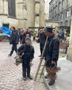Rebecca Marder Instagram - Mon Crime 
En salle depuis une semaine
Merci pour vos retours 🙏🏻 👩🏻‍⚖️🦸‍♀️
Quelle aventure…
Quelques petits souvenirs de tournage 

@ozonfrancois 
@nadiatereszkiewicz 
@manudaco 
@felix_flp 
@suzannedebaecque 
@gaumont_ 
@mandarin_cietv