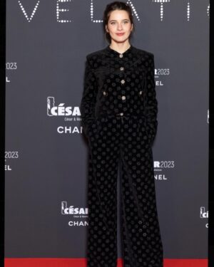 Rebecca Marder Instagram - 💫Dîner dés révélations💫
Merci @academiedescesar 

La marraine d’Irène est une reine @sandrinekiberlain 

@chanelofficial 
@valentinehirsch 
@marinearto @laurameerson  make up @mehdirguiba hair @marion.anee 📸@ens_louislumiere @hugo.gester