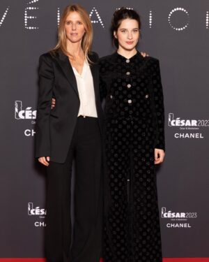 Rebecca Marder Instagram - 💫Dîner dés révélations💫
Merci @academiedescesar 

La marraine d’Irène est une reine @sandrinekiberlain 

@chanelofficial 
@valentinehirsch 
@marinearto @laurameerson  make up @mehdirguiba hair @marion.anee 📸@ens_louislumiere @hugo.gester