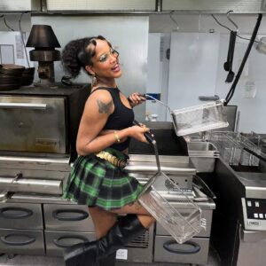 Rebekka Kuukka Instagram - Cookin 🤔 (last pic is me threathening to cook wit u)