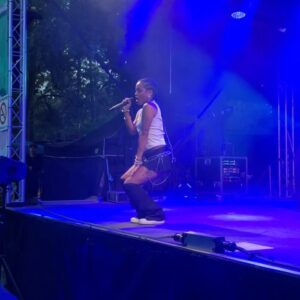 Rebekka Kuukka Instagram - Medaase @ruisrock 🌟🌟🌟🫠 it’s always a pleasure!! Mun yleisö oli paras, rakastan teitä!! Ja mun tiimi!! ⭐️ Style @sashafuckingrockstar ⭐️ Makeup @beliciaowusuansah ⭐️ Pics @greenbebej