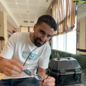 Redouane Behache Instagram - « Le COFFRE FORT »#J’ai la solution 2 #redouanebh #délire #humour #detente #solution #comedie #blague #jailasolution #2 #standup #comique #comedie