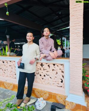 Redza Minhat Instagram - Heat Mubarak everyone! Maaf zahir batin.