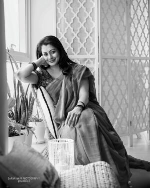 Reenu Mathews Instagram - Saree state of mind 🤍🖤

#sareelove 
#sixyardsofelegance 
#reenumathews 
#summerindubai
#blacknwhitephotography 
#portraitshots