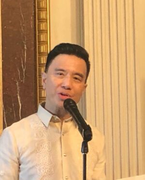 Reggie Lee Instagram - #FBF What an absolute honor for this immigrant kid from the Philippines 🇵🇭 to present THE first live and in person #FilipinoAmericanHistoryMonth at the #WhiteHouse with @tiacarrere #LouDiamondPhilipps @jenniferpazofficial @julesaurora and @chris.chatman  on November 28th, 2023.  Because of all the threats of government shutdowns we had to do this a month later - Filipino time indeed😜. Thank you @jtedibenito for inviting us to participate in this historic moment.  You are a rockstar producer and a visionary. And because I’m always terrible at commemorating and taking pics - thank you friends for sharing yours with me. 🙏🏽🤣. What a moment!! And it all ends with a cupcake. 🧁 🇵🇭🇵🇭🇵🇭🇵🇭🇵🇭🇵🇭🇵🇭🎉🎉🎉🎉🎉🎉🎉

Thank you to @themestizola for my beautiful classic barong!!! 

📸 : @jenniferpazofficial @julesaurora @janetrnepales @rubenvnepales