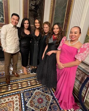 Reggie Lee Instagram - #FBF What an absolute honor for this immigrant kid from the Philippines 🇵🇭 to present THE first live and in person #FilipinoAmericanHistoryMonth at the #WhiteHouse with @tiacarrere #LouDiamondPhilipps @jenniferpazofficial @julesaurora and @chris.chatman  on November 28th, 2023.  Because of all the threats of government shutdowns we had to do this a month later - Filipino time indeed😜. Thank you @jtedibenito for inviting us to participate in this historic moment.  You are a rockstar producer and a visionary. And because I’m always terrible at commemorating and taking pics - thank you friends for sharing yours with me. 🙏🏽🤣. What a moment!! And it all ends with a cupcake. 🧁 🇵🇭🇵🇭🇵🇭🇵🇭🇵🇭🇵🇭🇵🇭🎉🎉🎉🎉🎉🎉🎉

Thank you to @themestizola for my beautiful classic barong!!! 

📸 : @jenniferpazofficial @julesaurora @janetrnepales @rubenvnepales
