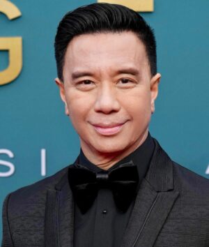 Reggie Lee Instagram - What a night of #representation , camaraderie, excellence, inspiration, and pure frickin’ FUN! Thank you @character.media @unforgettablegala @asialab.kr @bear.ryu @audreyryu @jessicadelmundo for your tireless efforts in making visible and honoring our entire Asian community in a tour de force night of celebration!! #OneAsia was the theme this year and that was certainly the case here in the coming together of all our cultures to form a stronger, even more visible presence that is lasting!! We ARE an integral part of the fabric of this nation and our world. And we are what?!! #Unforgettable !!! 

Thank you for honoring those of us who have been on the Broadway stage and beyond . 

What a medley put together by @jenniferpazofficial !! Bringin’  down da house!! Always amazing seeing dear friends and meeting new ones.  All doing great work and inspiring even more Asian storytelling. Let’s go!!!! 
🎉🌟🌟🌟🌟🌟

📸: @sthanlee 
📸: @tiacarrere 

Tux: @theolivertolentino