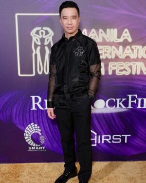 Reggie Lee Instagram - Congratulations to the winners of the Inaugural @manilaintlfilmfest !!!! And huge congrats to the dream team led by @lisalew207 @rubenvnepales and @janetrnepales that made it all possible! What an amazing step forward in bridging the gap between Filipino Cinema and the Filipino American community and the world. Wonderful to meet you @mr_enchongdee ! Here’s to your continued success and impactful work!! 🥂So great to see so many friends and colleagues all together for a very special evening!! What a pleasure it was to be on the jury of this Inaugural #ManilaInternationalFilmFestival. Thank you @vintagallery for this special Barong. MABUHAY!! 🙌🏽🙌🏽🇵🇭🥂

Red carpet 📸: The one and only @sthanlee 
Other 📸 by : @janetrnepales @gtongi @rubenvnepales 
Barong by @vintagallery