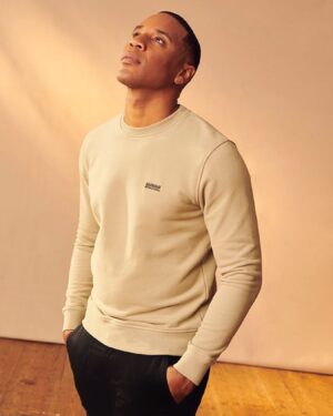 Reggie Yates Instagram - It’s been a minute people!! Some really special news on the way, can’t wait to share BUT for now here’s something I’m just as proud of that I’ve been up to for the last few months… once again I’ve collaborated with the good people over at @barbourinternational and we’re in stores up and down the country… 

As someone who prides themselves on following their own path, their values and longevity align with everything I believe in… Originality and timeless style go hand in hand, which is why I am pretty excited about this collaboration.

To find out more visit @barbourinternational  #BadgeofAnOriginal #AD