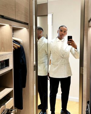 Reggie Yates Instagram - No Tie season has returned… The hotel room selfie just met it’s most unnecessarily serious victim.