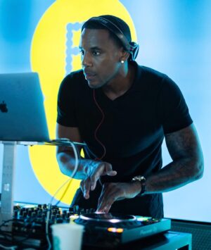 Reggie Yates Instagram - Back in London, trying to hang onto  my damn tan while behind the soundtrack for @ee launching it’s new studio in White City. Missed you London. Best city in the world!!! 

#EEstudio has the UK’s first digital spa, a gaming zone and the latest in home technology. #AD Shout to @itsbigzuu who came through and shook a leg. 

The digital spa is now open, so go get yourself down there. @loopvip