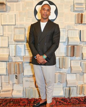 Reggie Yates Instagram - Alexa, play ‘Blinded by the lights’ by the streets… It really has been a minute. Finally stepped away from the work for @montblanc to celebrate the writers… Thanks for having me guys. #MontblancLibrarySpirit #InspireWriting