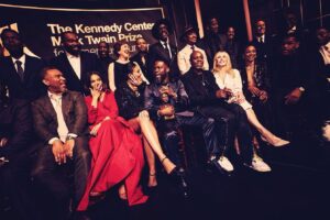 Regina Hall Instagram - You truly are a Giant amongst men. I’m thankful to call you my work husband but I’m blessed to call you my friend. I Love You @kevinhart4real 
We honor and celebrate you as the 25th #MarkTwainPrize recipient.  Watch the event tonight on @netflix premiering at 10 pm EST/7 pm PT.  Find the details in the @kennedycenter #LinkInBio.