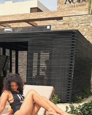 Regina Hall Instagram - Gracias a @nobuloscabos por todo! 
💛💛💛💛
#NobuLosCabos and #Noburesidences 
📸: @sanaalathan @luvelisaperry @iammichelletrotter