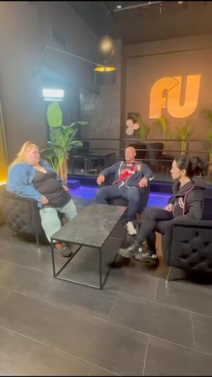 Regina Labajová Instagram - Začínáme!  Sleduj živě na našem YouTube !  Přímý odkaz k dispozici ve stories.