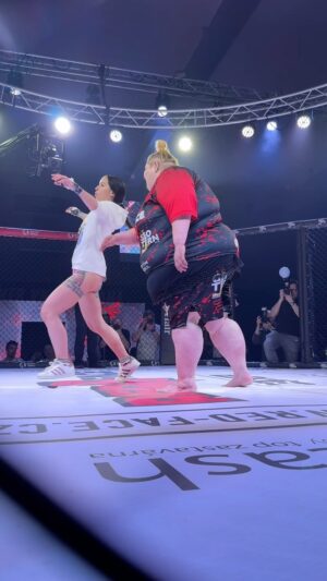 Regina Labajová Instagram - BOOTY SLAP S DROBĚNOU A REGINOU!
#mma #zapasy #zapas #influencer #souboj #box #praha #prague #redface