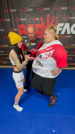 Regina Labajová Instagram - Staredown @princezna_drobenka_kotlarova vs. @regina_labajova  s výstavním takedownem💪🖐️