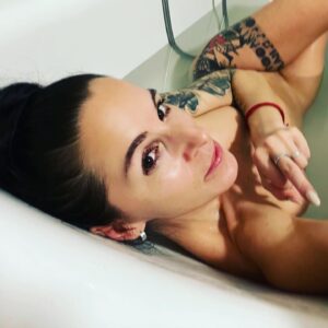Regina Labajová Instagram - Poslední dobou není nouze o kretény, idioty atd. Oni jim snad ten kokotismus a pičismus píchaj v té zázračné vakcíně 🧐😂 ( doufám, že se to neprojeví i u mě)
Tak tady jeden milej pozdrav… 😊🤟🏻
Možná by měli jehovisté zase  obejít domácnosti a nabídnou jednu ze svých knih PROBUĎTE SE 😂
Uf 🙄😂

#lidi #zlo #realita #zivot #hlavneseztohoneposrat #tvl #ink #ceskaholka #nazor #soucasnost #blesk #hrom #czechtattoogirl #spolu #ceskarepublika #vikend #stesti #tecka #couz #delejcotebavi #czechwoman #tattoogirls