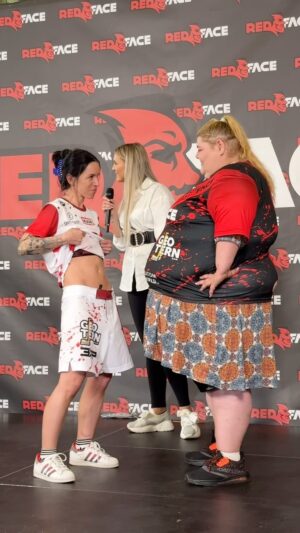 Regina Labajová Instagram - DROBĚNA VŠ REGINA👊🏼 

⚠️ PPV v prodeji za 199 CZK - link v bio!

#mma #zapasy #zapas #influencer #souboj #box #praha #prague #redface