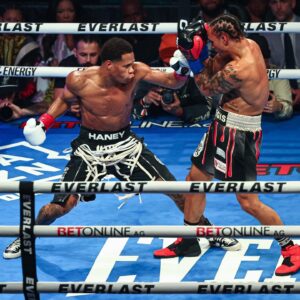 Regis Prograis Instagram - Exactly one month on since a tremendous build-up culminated in a sold out night at the @chase_center 👏👏 @realdevinhaney @regisprograis 

Big fights await both men in 2024 🤜🤛 #DevinHaney #RegisPrograis #Boxing
