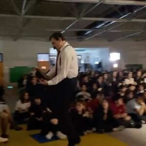 Reha Özcan Instagram - Bir Garip Orhan Veli…
Bazen müthiş sürprizlerle karşılaşıyoruz, 
Biraz kızgınız, yorgunuz hayatlarımızda, öfkemizi kontrol etmekte zorlanıyoruz,
Ama bu topraklardan çok güzel, şairler geçmiş,
Dizelerinde kaybolup, kendimiz olabiliyoruz…
Ne mutlu BGOV ekibine, her yaş ile buluşabiliyoruz…
@rehaozcankumpanyasi 
#iyiliğekaçalım 
@unverilkay 
@nejatdimili  @melike_cetnn  @alpayvural 
@ahmettsenn7  @glcydnn 
@hakan.dgan  @oya_yilmaz1 
@oguzcansahin.351 
@burcumutlugil