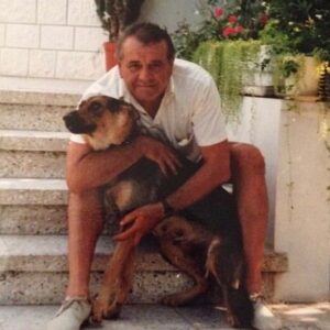 Reha Özcan Instagram - 2016’da bugün kaybettiğim babam, çok güzel bir adamdı. Malda mülkte gözü yoktu, özgür ve eşit olmayı ideal haline getirmiş, Atatürkçü, sporcu, dansçı, müzik ve edebiyat tutkunu bir doğa ve hayvan severdi. Ölmeden bir kaç gün önce şöyle bir diyalog geçmişti aramızda:
- Baba, çocukken hayal kurduğumuz bir dünya değil bu yaşadığımız…
-Oğlum, hayal kurulacak bir dünya bırakmadıkları için kuramıyorsun. Michael Ende’nin , Momo’sunu düşün… Hep bir umut var bir yerde… 
 Her yerde saçmalığın hükmettiği, iyilerin,kötülerin elinde oyuncak edilmeye çalışıdığı bu sıkıcı günlerde bile hep bir umut var. 
#iyiliğekaçalım
Foto: @nalan13