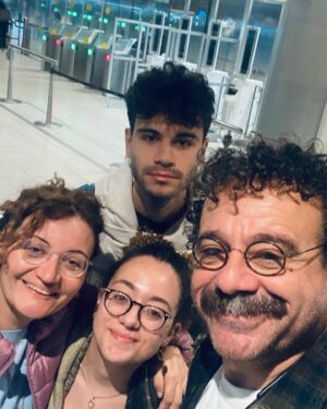 Reha Özcan Instagram - Her macera biter, yenisi başlar. Hayallerimize ulaşamak için ayrılıklar olacak elbette, üzücü, fakat dünyanın yaşanılır bir yer olması için verdiğimiz söz için, yaşamak zorunda olduğumuz budur… Hep, hep #iyiliğekaçalım … ♥️🌸🍀