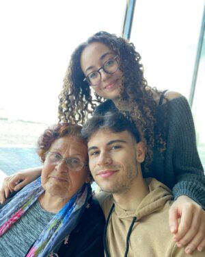 Reha Özcan Instagram - Çocuklar gelmiş , babaanne ziyaretine geldik… Bazen çok güzel gülümsüyor hayat…
@ergulatesoglut2r 
@yesimtemelozcan 
@ruya.ozcaan 
@rzgrzcn
