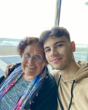 Reha Özcan Instagram - Çocuklar gelmiş , babaanne ziyaretine geldik… Bazen çok güzel gülümsüyor hayat…
@ergulatesoglut2r 
@yesimtemelozcan 
@ruya.ozcaan 
@rzgrzcn
