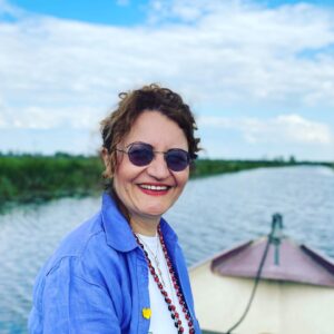 Reha Özcan Instagram - Zamanın uzağında buldum seni, önce inanamadım, sonra bana da inandırdın, bu masalı seviyorum. Senin masalına inanıyorum, seninle başlayan masallara… Nice mutlu, sağlıklı, huzurlu masal gibi yıllar…♥️
