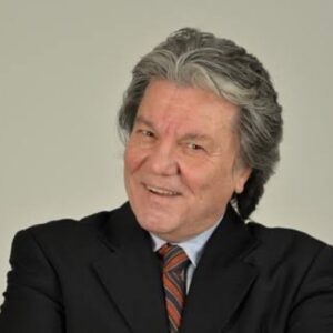 Reha Özcan Instagram - Kazım Akşar ağbimizi, ustamızı kaybetmişiz… Devlet Tiyatrosunda “Bedensiz Kadın” ve kendi yazdığı “Güneş batarken bile büyük” oyunlarını sahnelemişti. Müthiş kibar ve duygusal bir adamdı, beyefendiydi. Çok yorgun ve üzgünüm, başımız sağolsun, Allah rahmet eylesin. Sabır diliyorum…
