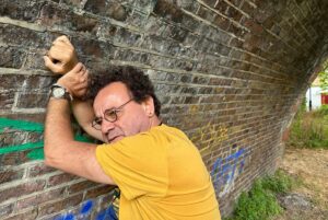 Reha Özcan Instagram - 2018 yazı bugünlerde “Ruki’ye hazırlanıyorduk Edinburgh Fringe için… Bir çok kayıp ve pandemiden sonra bugün yine aynı yerdeydim. Şehrin ruhu değişmiyor, çok ilginç…