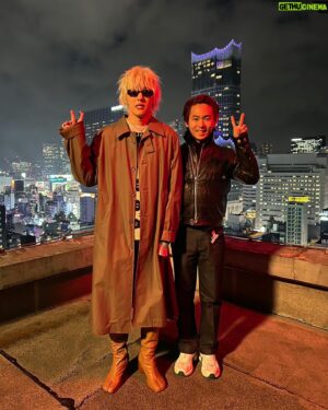 Reiji Okamoto Instagram - 会えなくなる人が増えれば、会えるようになる人も増える。それが人生ですね。まさかZion.TさんのMVを撮る日が来るとは思いもしなかったです。本当に楽しかった！貴重な経験をありがとうございます！✌️

만날 수 없게 되는 사람이 늘어나면 만날 수 있는 사람도 늘어난다.그게 인생이죠.설마 자이언티의 뮤직비디오를 찍을 날이 올 줄은 몰랐어요.정말 즐거웠어!귀중한 경험 감사합니다!

 @standardfriends @ziont @ryu_button @yagi_exhibition @theblacklabel