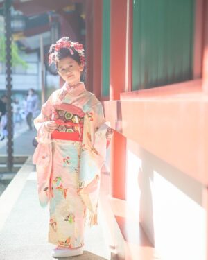 Reika Hashimoto Instagram - 移りゆく季節と共に幼き君のあどけない匂いも、もみじの様に可愛らしい手も、いつのまにか成長し、、
喜びの中に切なさを感じるよ。

愛おしい毎日を私にくれてありがとう。

おめでとう七五三💝

私の七五三の時の着物。
娘に着て貰えてこの上ない幸せ。
君の在るところに幸有り💖

#七五三
#着物
#日本髪