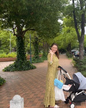 Reika Hashimoto Instagram - 💛💚🩵🩶🤍

産後のお話し…

前回(8年前)は体調やメンタル的にもハードだった出産〜産後。
何もかもが初めてで、ドキドキで、自分の身体や心の変化について行くのに必死で、そこで以前から実施していたメンタルの整え方を自身の中でフィックス出来ました。
(また細かくインスタライブなどでお話しします)

今回は42歳での出産という事もあり、ネガティブな情報も目や耳にしました。
それを受け入れた上で、私自身の出産や産後の心構えとして役立てる事が出来、結果穏やかな出産〜産後となりました。

妊娠、出産、産後と心と身体の変化をどう受け入れるかで、その後の生活が変わって来ます。
一人一人の身体が違う様にそれぞれの出産や育児があります。
正解は一人一人違います。
育児は当たり前の様ですが、体力、精神力、神経系をフルに使いながら、尚且つ母体の変化を感じながらの育児はとてもハードな部分もあります。
しかも、それが何年間も続きます。
育児や家庭に追われて、自分自身を置いてきぼりにしてしまう事もしょっちゅうです。
そんな時はふと立ち止まり、自分と対峙し、深呼吸をする。
そんなシンプルな事でも自分を癒す事に繋がったりします。
私は1人で頑張ってしまった時期がたくさんあります。
今思えば、どうして誰にも相談しなかったのだろう。どうして言えなかったのだろう。。
言っていれば、例え解決しなくても心が軽くなっていた筈。
女性ならではの悩み、気持ちの変化、たくさんの変化に向き合いながらバランス良く前に進む事はとてもエネルギーを要する事です。

これから一女性として、母として、1人の人間として、私の経験からの声をリアルに発信し、それが少しでも誰かのお役に立てれば嬉しく思います。

またライブやQ & Aなどでお答えさせて頂きますね💜💛🩵